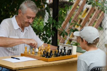 Самара. Мальчикик играет в шахматы.