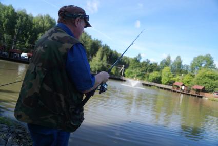Екатеринбург. Мужчина ловит рыбу на фестивале семейной рыбалки
