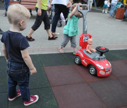 Москва.  Дети во время прогулки в парке  `Сокольники`.