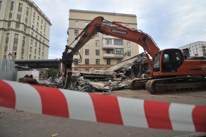 Москва. Снос кафе `Шоколадница` у метро `Дмитровская`, признанного объектом самовольного строительства.