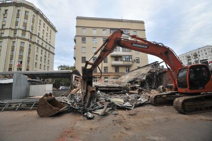 Москва. Снос кафе `Шоколадница` у метро `Дмитровская`, признанного объектом самовольного строительства.