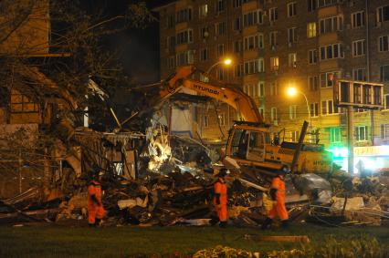 Москва. Снос незаконно построенного торгового павильона рядом со станцией метро `Улица 1905 года`.