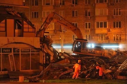 Москва. Снос незаконно построенного торгового павильона рядом со станцией метро `Улица 1905 года`.