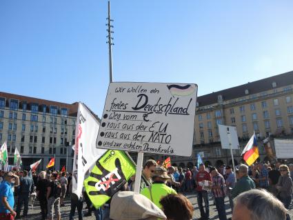 Германия,Дрезден. Митингующие на улице города.