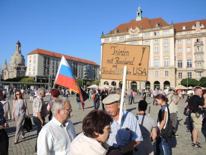 Германия,Дрезден.  Митингующие на улице города.