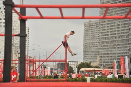 Москва.  Участник фестиваля `Снова в школу`, посвященного началу школьного сезона, на обновленном Новом Арбате.