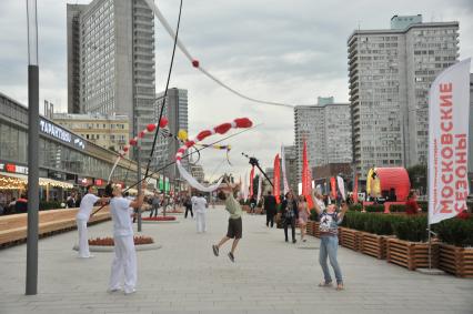 Москва.  На открытии фестиваля `Снова в школу`, посвященного началу школьного сезона, на обновленном Новом Арбате.