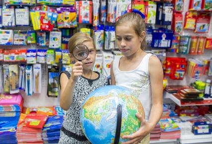 Челябинск. Девочки выбирают глобус в отделе школьных товаров.