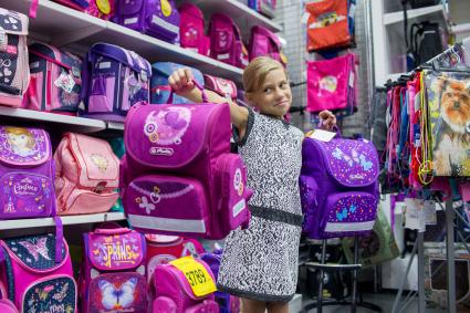 Челябинск. Девочка выбирает рюкзак в отделе школьных товаров.