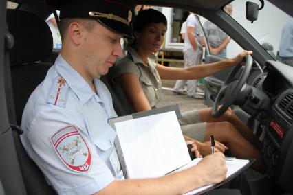 Нижний Новгород.  Инспектор ГИБДД  принимает практический экзамен на право управления автотранспортом категории `B` на  площадке.