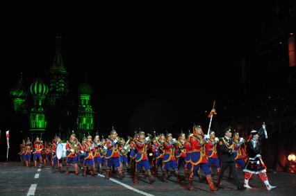 Москва.  Военнослужащие роты почетного караула и Центральный военный оркестр Вооруженных сил Монголии  во время выступления на открытии IX Международного военно-музыкального фестиваля `Спасская башня` на Красной площади.