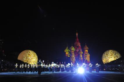 Москва.  Центральный военный оркестр Министерства обороны РФ во время выступления на открытии IX Международного военно-музыкального фестиваля `Спасская башня` на Красной площади.