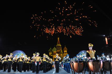 Москва.  Центральный военный оркестр Министерства обороны РФ во время выступления на открытии IX Международного военно-музыкального фестиваля `Спасская башня` на Красной площади.