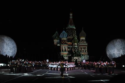 Москва. Оркестр суворовцев Московского военно-музыкального училища  во время выступления на открытии IX Международного военно-музыкального фестиваля `Спасская башня` на Красной площади.