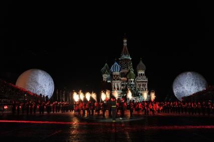 Москва.  Во время выступления на открытии IX Международного военно-музыкального фестиваля `Спасская башня` на Красной площади.