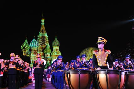 Москва.  Центральный военный оркестр Министерства обороны РФ во время выступления на открытии IX Международного военно-музыкального фестиваля `Спасская башня` на Красной площади.