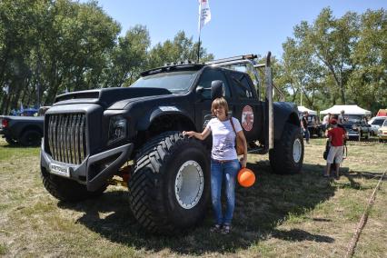 Невинномысск. На Ставрополье прошел ежегодный фестиваль уникальных автомобилей  `Автошок-2016`.