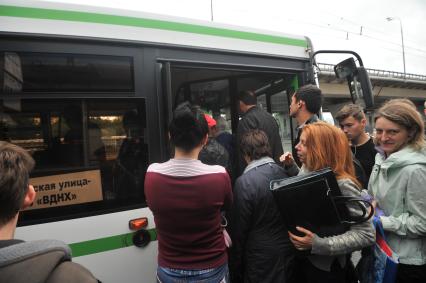 Москва. Пассажиры садятся в автобус.