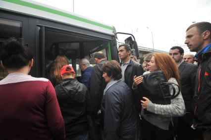 Москва.  Пассажиры садятся в автобус.