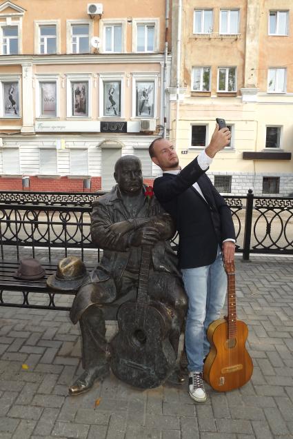 Тверь.  Мужчина фотографируется у памятника певцу Михаилу Кругу  на бульваре Радищева.
