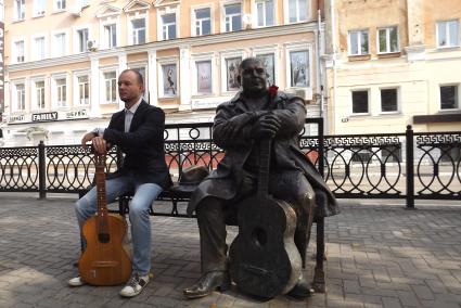 Тверь. Мужчина у памятника певцу Михаилу Кругу  на бульваре Радищева.