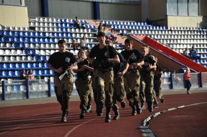 Серпухов. Юноши на занятиях в военно-спортивном клубе имени В.Ф.Маргелова.