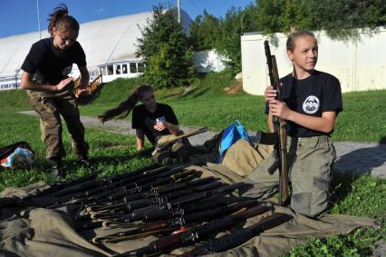 Серпухов. Девушки на занятиях в военно-спортивном клубе имени В.Ф.Маргелова.