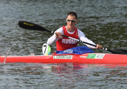 Бразилия, Рио-де-Жанейро. Российский спортсмен Евгений Луканцев во время соревнований по гребле на байдарках и каноэ на XXXI летних Олимпийских играх.