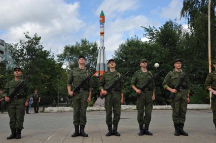 Краснознаменск. Студенты МГТУ имени Н.Э.Баумана приняли Воинскую присягу на центральной площади закрытого`военно-космического` города.