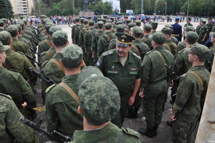 Краснознаменск. Студенты МГТУ имени Н.Э.Баумана приняли Воинскую присягу на центральной площади закрытого`военно-космического` города.