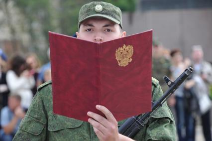 Краснознаменск. Студенты МГТУ имени Н.Э.Баумана приняли Воинскую присягу на центральной площади закрытого`военно-космического` города.