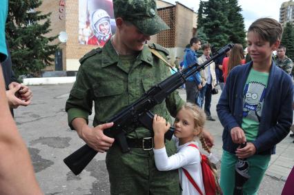 Краснознаменск. Студенты МГТУ имени Н.Э.Баумана приняли Воинскую присягу на центральной площади закрытого`военно-космического` города.