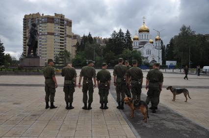 Краснознаменск. Студенты МГТУ имени Н.Э.Баумана приняли Воинскую присягу на центральной площади закрытого`военно-космического` города.