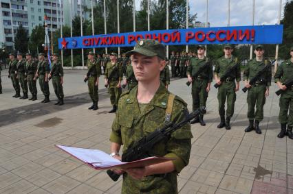 Краснознаменск. Студенты МГТУ имени Н.Э.Баумана приняли Воинскую присягу на центральной площади закрытого`военно-космического` города.