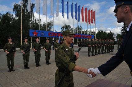 Краснознаменск.  Студенты МГТУ имени Н.Э.Баумана приняли Воинскую присягу на центральной площади закрытого`военно-космического` города.