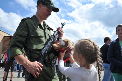 Краснознаменск.  Студенты МГТУ имени Н.Э.Баумана приняли Воинскую присягу на центральной площади закрытого`военно-космического` города.