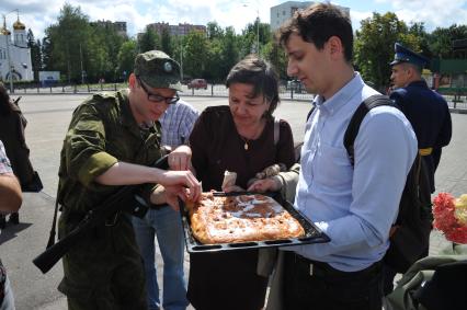 Краснознаменск. Студенты МГТУ имени Н.Э.Баумана приняли Воинскую присягу на центральной площади закрытого`военно-космического` города.