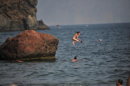 Крым, Севастополь.   Дети купаются в море на Яшмовом пляже.