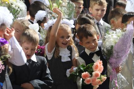 Иркутск.  Первоклассники на торжественной линейке, посвященной Дню знаний.