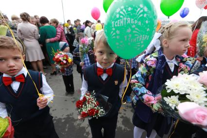 Красноярск.  Первоклассники  на торжественной линейке, посвященной Дню знаний.