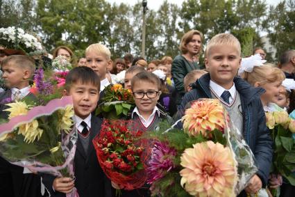 Новосибирск.  Ученики на торжественной линейке, посвященной Дню знаний.