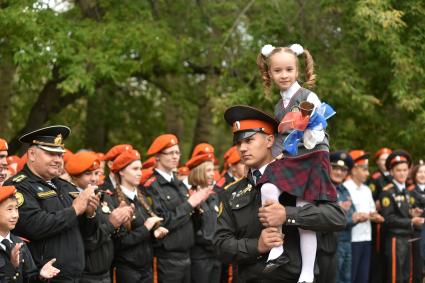 Новосибирск.   Первоклассники на торжественной линейке, посвященной Дню знаний.