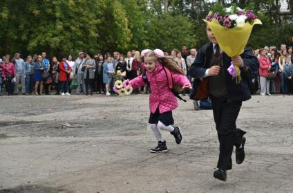 Новосибирск. Первоклассники на торжественной линейке, посвященной Дню знаний.