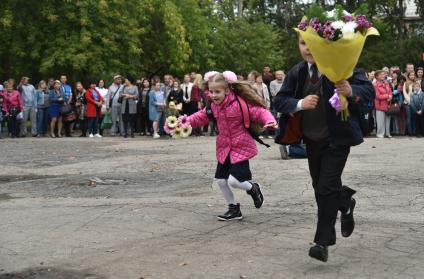 Новосибирск.   Первоклассники на торжественной линейке, посвященной Дню знаний.