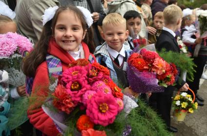 Новосибирск.   Первоклассники на торжественной линейке, посвященной Дню знаний.