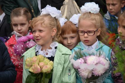 Новосибирск.   Первоклассники на торжественной линейке, посвященной Дню знаний.