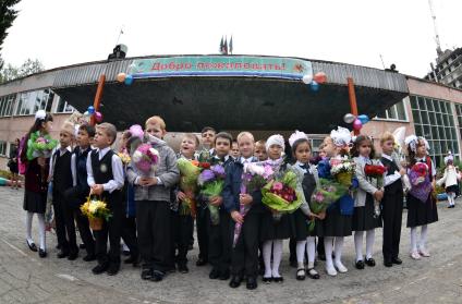 Новосибирск.   Первоклассники на торжественной линейке, посвященной Дню знаний.