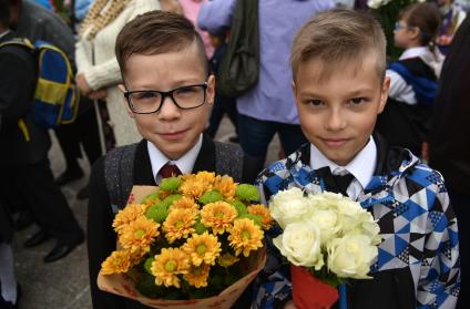 Новосибирск.   Первоклассники на торжественной линейке, посвященной Дню знаний.