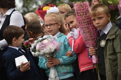 Новосибирск.   Первоклассники на торжественной линейке, посвященной Дню знаний.