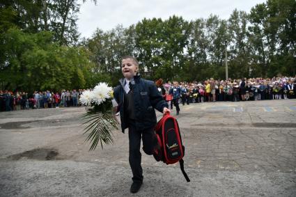 Новосибирск.   Первоклассники на торжественной линейке, посвященной Дню знаний.